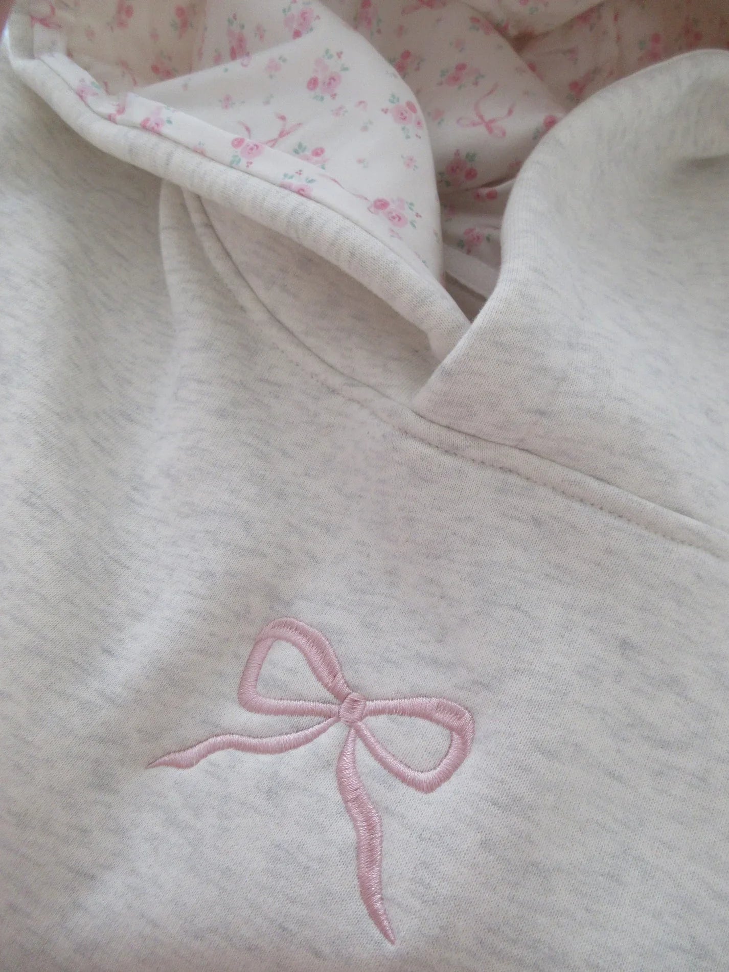 Süßer Kapuzenpullover mit Schleife