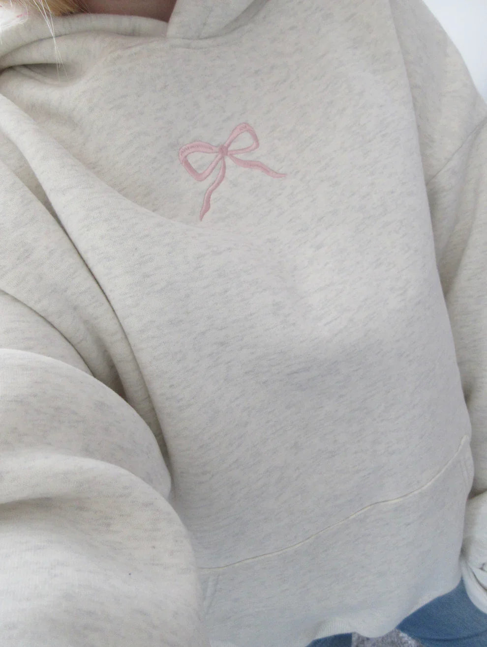 Süßer Kapuzenpullover mit Schleife
