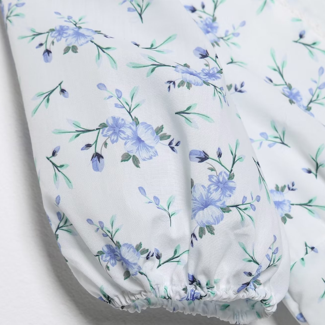 Blaues Blumenkleid