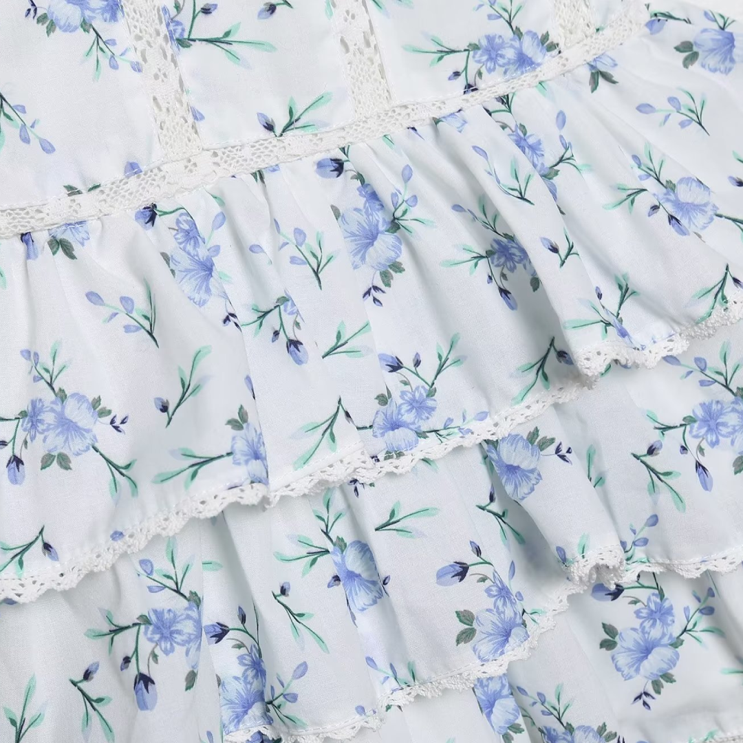Blaues Blumenkleid