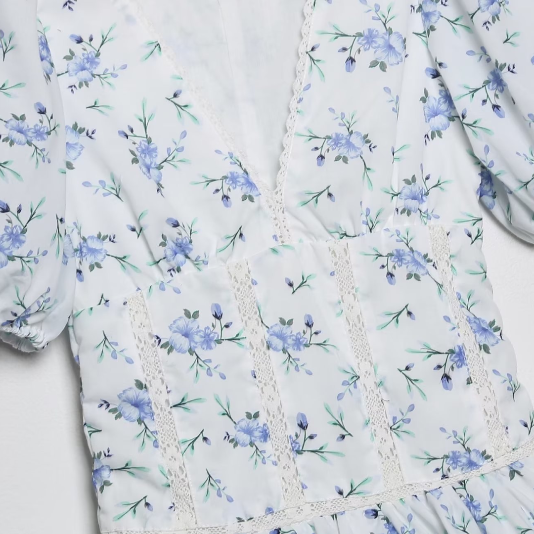 Blaues Blumenkleid