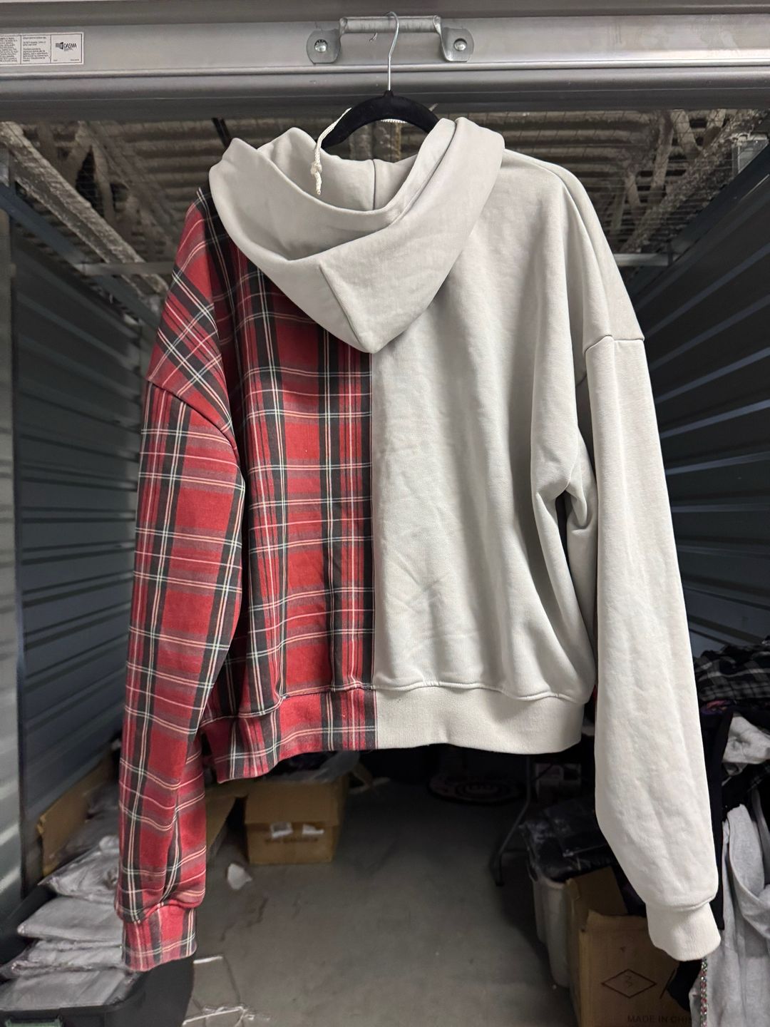 Unisex-Kapuzenpullover „Infamous“